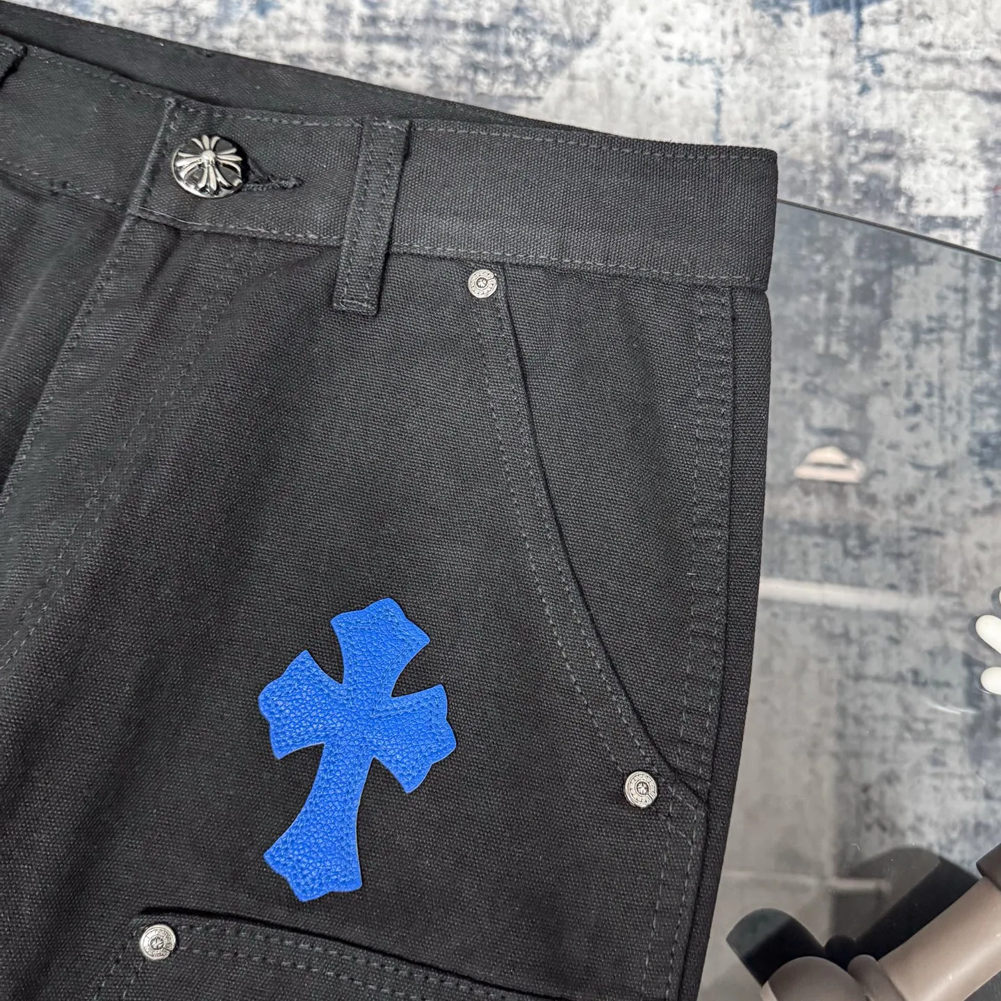 P280 𝐂𝐡𝐫𝐨𝐦𝐞 𝐇𝐞𝐚𝐫𝐭 Kroxin 25SS workwear logging Klein blue leather patchwork limited edition jeans. Kroxin’s pants are particularly outstanding in color design and stand out among similar products. It is made of beaded canvas fabric. After a complicated and delicate washing process, it feels very good when worn on the body and looks high-end and charming. The pants are three-dimensionally cut, with a crisp and stylish shape, smooth lines, and a high level of design. The hardware accessories on the pants are specially customized according to ZP standards. The beaded canvas fabric is originally thick, but after washing it becomes soft and breathable. The small leather label on the pants is specially designed, revealing unique creativity in a simple style. The production process is very exquisite, every stitching is neat and regular, and the details are handled particularly well, showing high quality. Moreover, these pants have a genderless design and can be easily worn by both boys and girls. They are perfectly in line with the current diverse and inclusive fashion trend and look good no matter how you wear them.  Size: S M L XL XXL (28.30.32.34.36) Color: Black